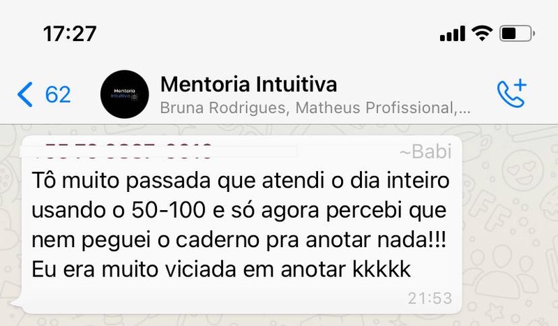 Mensagem de Babi via WhatsApp: Atendi o dia inteiro e nem peguei o caderno pra anotar.